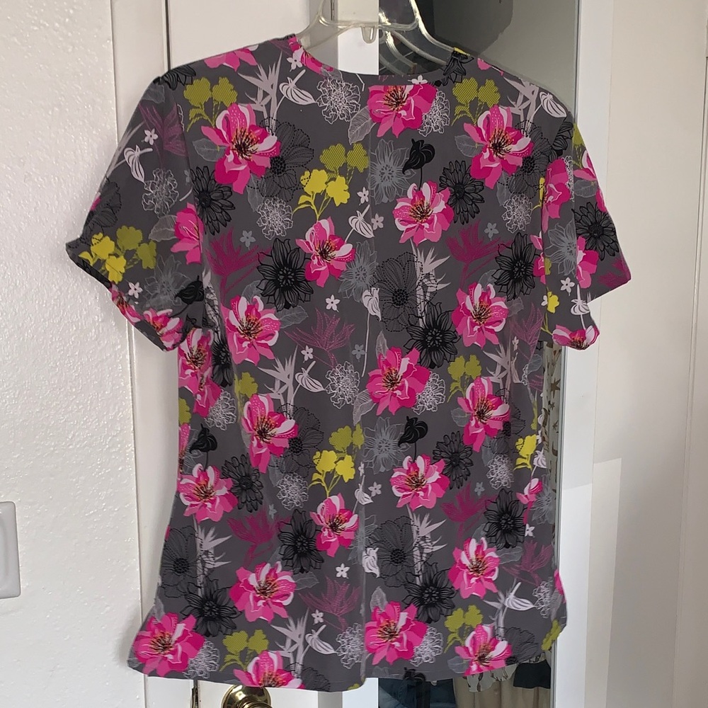 Floral V-Neck Short Sleeve Scrub Top - Picture 5 of 7